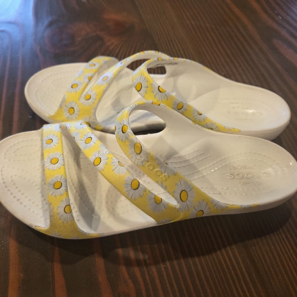 Crocs Kadee II Womens Sandals, Size US Size 8 Daisy Floral Pattern Flip Flops